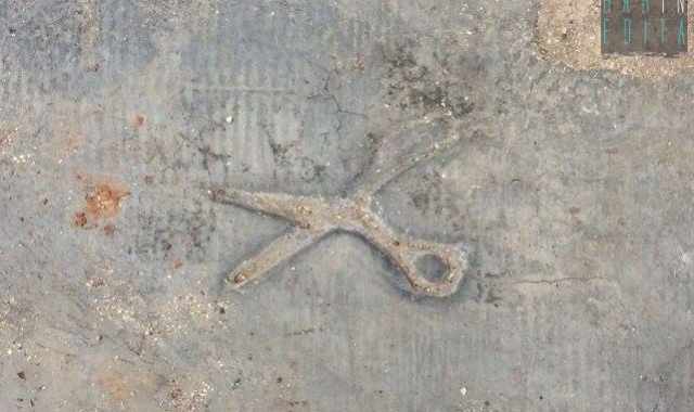 Se le forbici sono scolpite sui marciapiedi: Proteggono le case dallinvidia